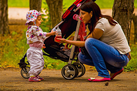 mamma bambino passeggino